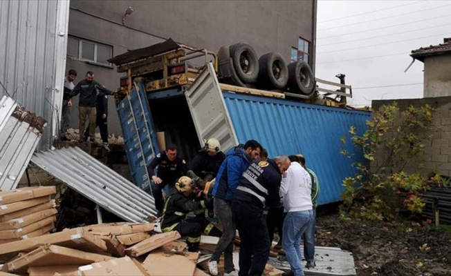 Mobilya fabrikasında konteyner devrildi: 2 ölü, 1 yaralı