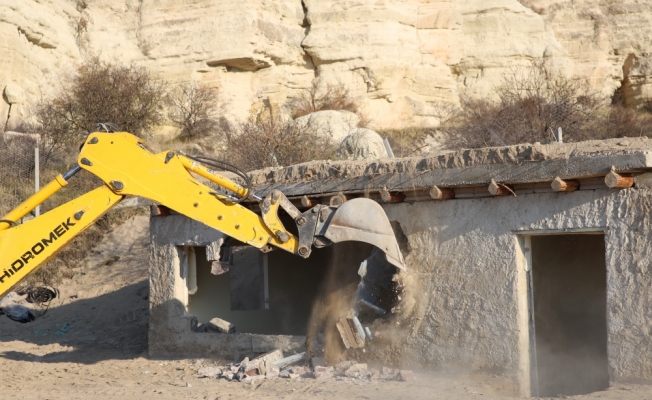 Peribacaları arasındaki kaçak yapılar yıkılıyor