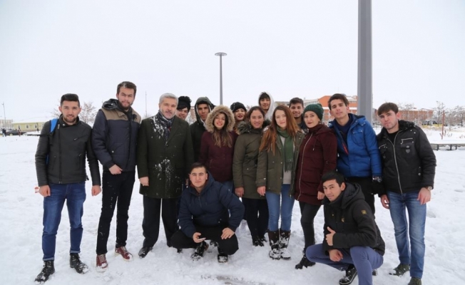 ASÜ Rektörü Şahin, öğrencilerle kardan adam yaptı