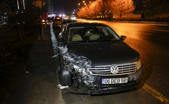 Başkentte otomobilin çarptığı araç devrildi