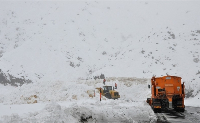 Hakkari-Şırnak yoluna çığ düştü