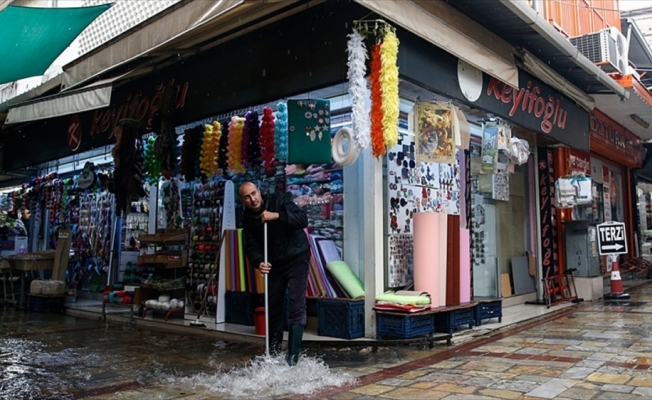 İzmir ve Bodrum'da sağanak hayatı olumsuz etkiliyor