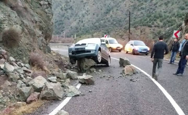 Nallıhan'da kaya parçaları yola düştü