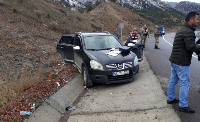 Toprak yığınına çarpan otomobil devrildi: 2 yaralı