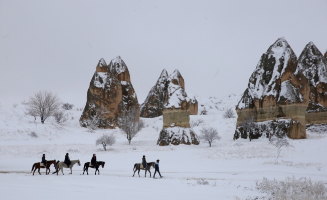 Turistler Kapadokya'da karın keyfini çıkardı