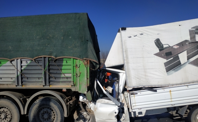 GÜNCELLEME - Konya'da zincirleme trafik kazaları: 1 ölü, 7 yaralı