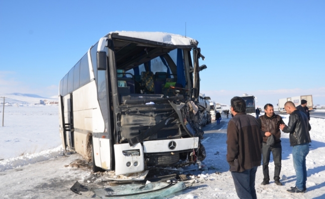 Karaman'da işçi servisi ile tır çarpıştı: 5 yaralı