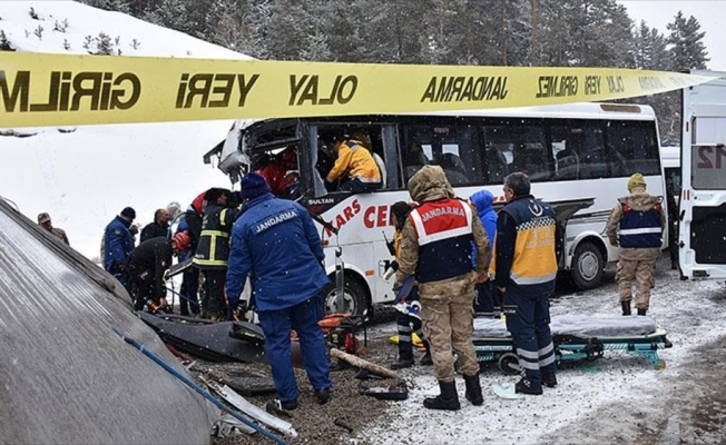 Kars'ta trafik kazası: 20 yaralı