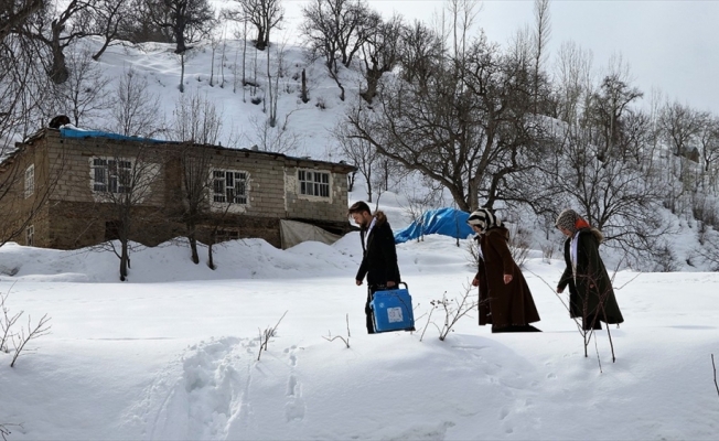 Tedavi için karlı yamaçları aşıyorlar