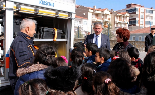 İlkokul öğrencilerine temel afet bilinci eğitimi