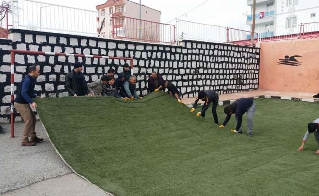 Sorgun'da okul bahçesine suni çim döşendi