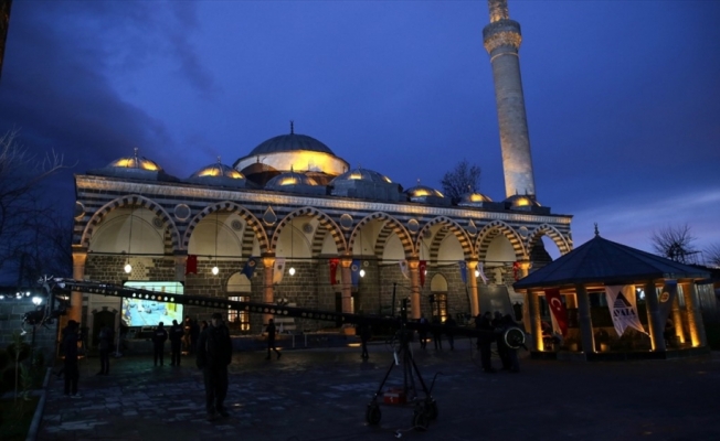 Teröristlerin yaktığı cami ibadete açıldı