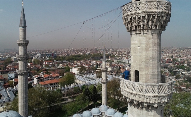 İstanbul camilerinin gerdanlıkları asılıyor