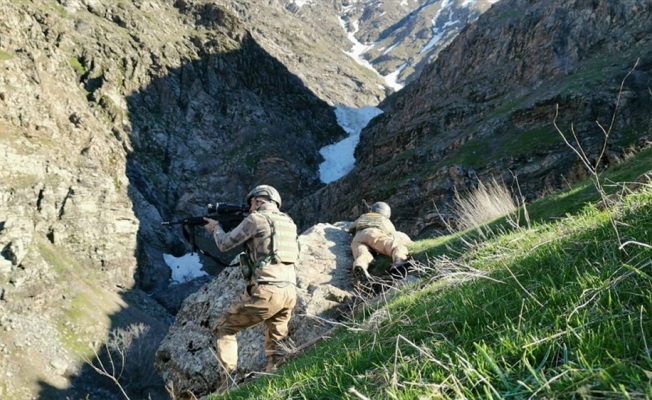 PKK'lı teröristlerin 11 kış sığınağı imha edildi