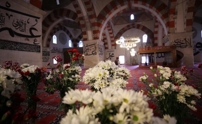 Osmanlı geleneği gereği Eski Cami çiçeklerle donatıldı