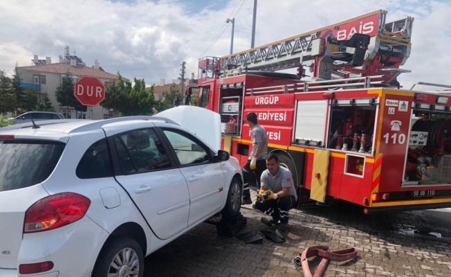 Otomobilde sıkışan yavru kediyi itfaiye kurtardı