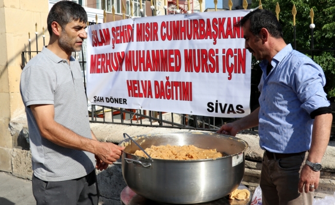 Sivas'ta bir esnaf Mursi için helva dağıttı