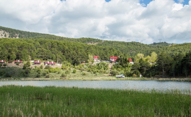 Karagöl Tabiat Parkı, doğal güzelliğiyle ziyaretçilerin ilgisini çekiyor