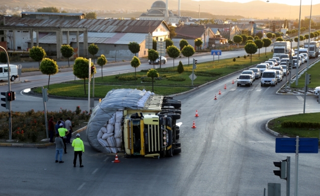 Sivas'ta saman yüklü kamyon devrildi: 1 yaralı