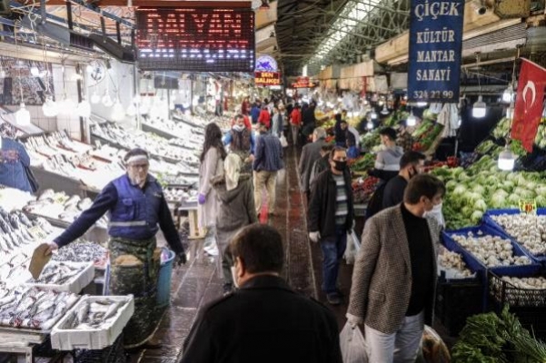 Ankara'da sokağa çıkma yasağı sonrası pazarda yoğunluk