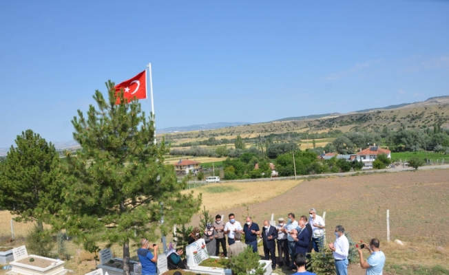 Türk-İş heyeti şehit kabrini ziyaret etti