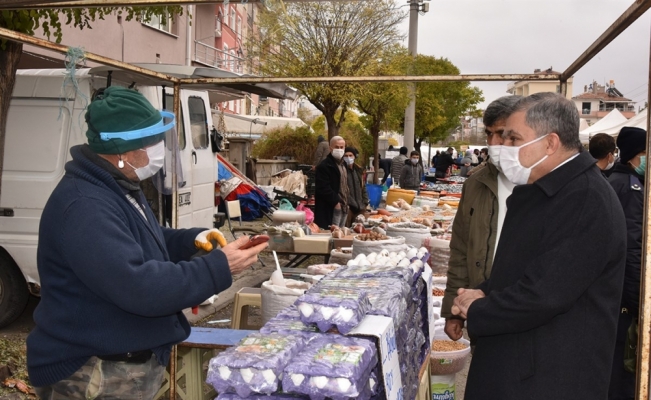 Karaman Valisi Işık semt pazarında incelemelerde bulundu