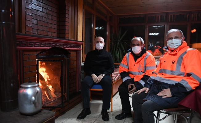 Bakan Karaismailoğlu, Bolu Dağı'nda karla mücadele çalışmalarını inceledi.