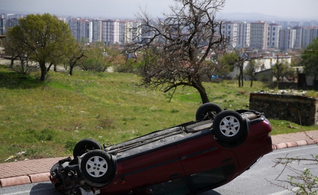 Devrilen otomobilin sürücüsü kazayı yara almadan atlattı