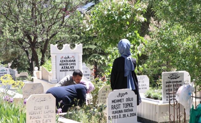 Bayram arifesinde şehit kabirlerine hüzünlü ziyaret