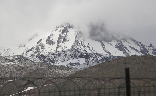 Erciyes'in yüksek kesimlerine kar yağdı