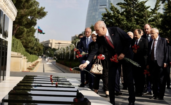 AK Parti heyeti Azerbaycan'da şehitlikleri ziyaret etti