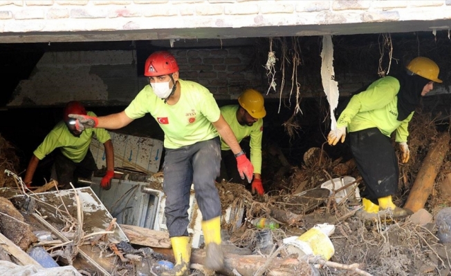 ANDA arama kurtarma ekipleri yangından çıkıp sel felaketine yetişti