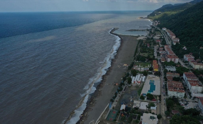 Bozkurt'taki sel nedeniyle Karadeniz'in rengi kahverengiye döndü