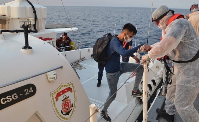 İzmir açıklarında yelkenli teknede 100 sığınmacı yakalandı