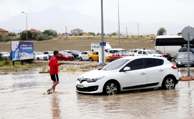 Kayseri ve Sivas'ta sağanak etkili oldu