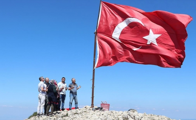 Ilgaz'ın zirvesindeki bayrak nöbetini 24 metrekarelik bayrakla sürdürdü