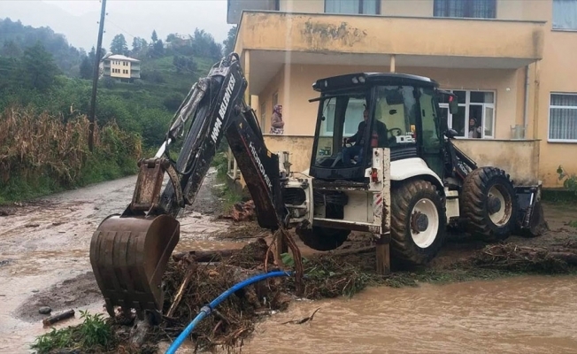 Artvin'in Hopa ve Kemalpaşa ilçelerinde sağanak hayatı olumsuz etkiledi