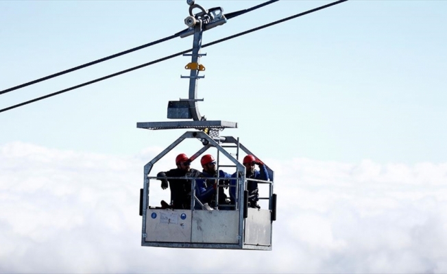 Erciyes'in zirvesinde, şiddetli rüzgar ve soğukta zorlu teleferik mesaisi