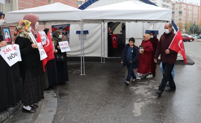 Diyarbakır annelerinin evlat nöbetine bir aile daha katıldı