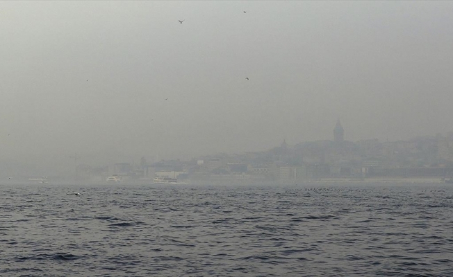 İstanbul Boğazı'nda gemi geçişlerine sis engeli