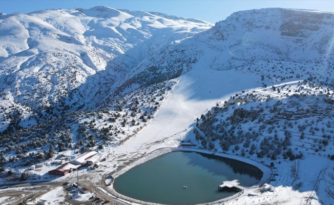 Göl manzaralı Ergan Dağı Kayak Merkezi sezonu açmaya hazırlanıyor