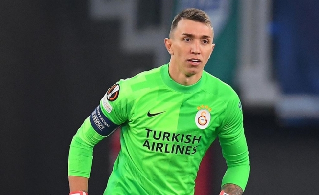 Muslera'nın yan bağında yırtık, ön çapraz bağında esneme tespit edildi