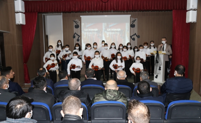 Çubuk'ta kemanlarına kavuşan öğrenciler ilk konserlerini verdi