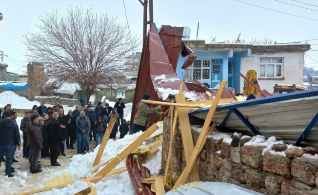 Kar nedeniyle çöken çatının altında kalan kız öldü, babası yaralandı