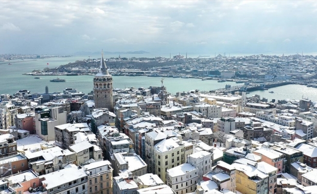 Karadeniz'den nem topladı, İstanbul'a kar bıraktı