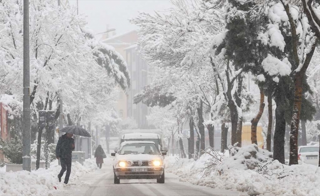 Isparta'da kar kalınlığı 20 santimetreye ulaştı