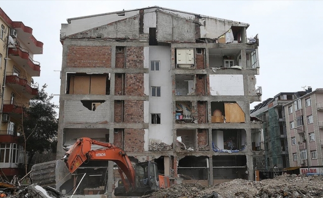 İstanbul'da yan duvarı olmadığı ortaya çıkan bina tahliye edildi