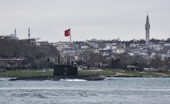 Rus denizaltısı İstanbul Boğazı'ndan geçti