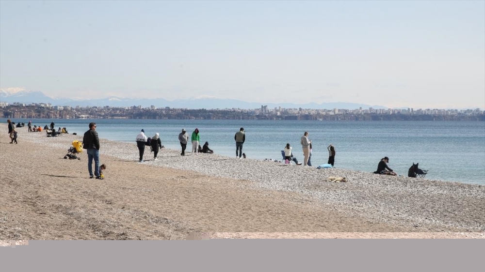 Antalya'da vatandaşlar ve turistler güneşli havanın keyfini çıkardı