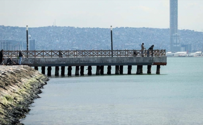 İzmir'de deniz suyunun, poyraz ve gelgit nedeniyle çekildiği gözleniyor